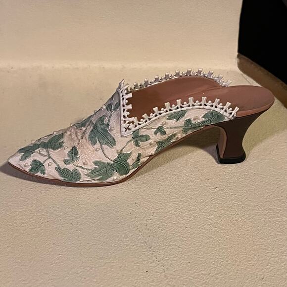 Just the Right Shoe Touch of Lace - Picture 8 of 11